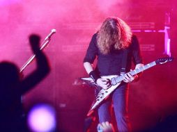 El pelirrojo Dave Mustaine ataca las cuerdas de su guitarra para placer de sus fanáticos.  /