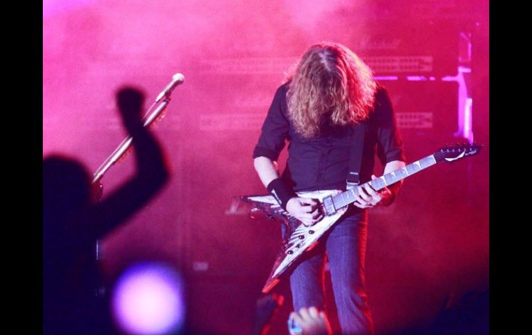 El pelirrojo Dave Mustaine ataca las cuerdas de su guitarra para placer de sus fanáticos.  /