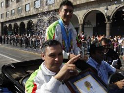 Julián Sánchez (centro) gana otro galardón en su brillante carrera deportiva.  /