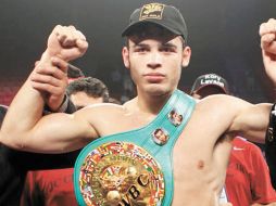 El pugilista venció por nocaut a Peter Manfredo, en el combate realizado ayer en el Reliant Arena. EL UNIVERSAL  /