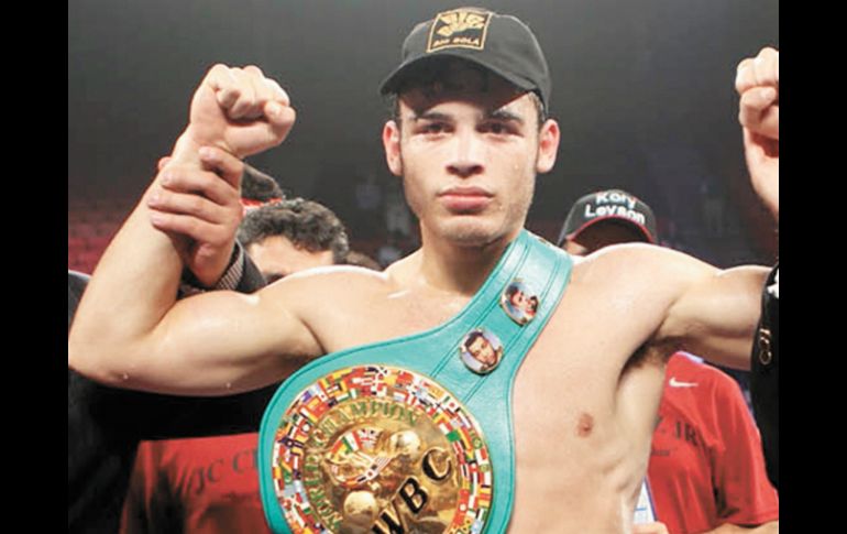 El pugilista venció por nocaut a Peter Manfredo, en el combate realizado ayer en el Reliant Arena. EL UNIVERSAL  /