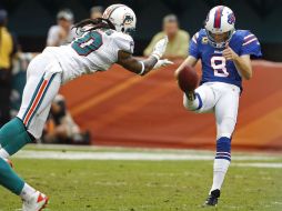 El jugador de Miami, Chris Clemons (30) bloquea a Brian Moorman (8) durante la segunda mitad del partido en Florida. AP  /