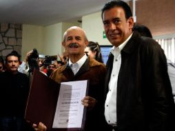 Fausto Vallejo recibió la constancia como gobernador electo de Michoacán. Lo acompaña Humberto Moreira. EL UNIVERSAL  /