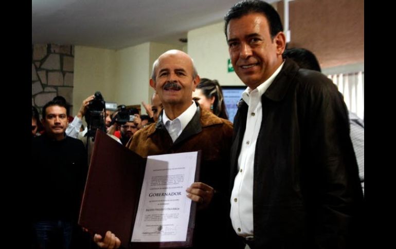 Fausto Vallejo recibió la constancia como gobernador electo de Michoacán. Lo acompaña Humberto Moreira. EL UNIVERSAL  /