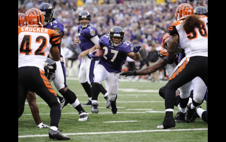 El corredor de Baltimore Ray Rice (27) entre dos defensas de Cincinnati. AP  /