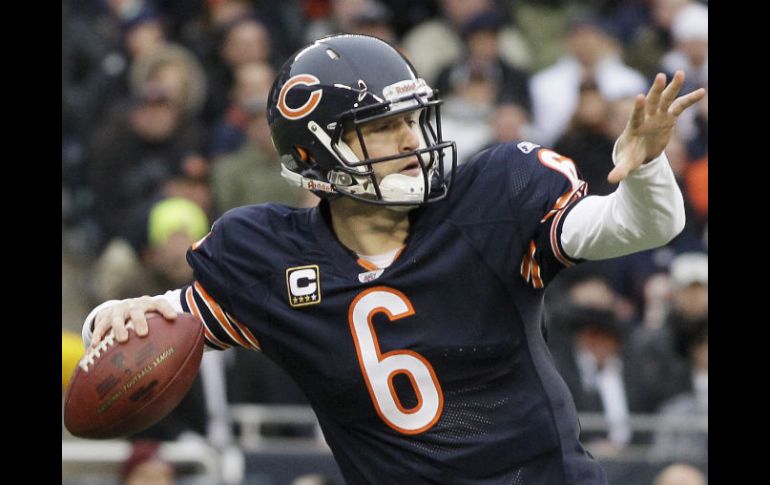 El mariscal de campo Jay Cutler hace un pase durante la primera mitad del encuentro. AP  /