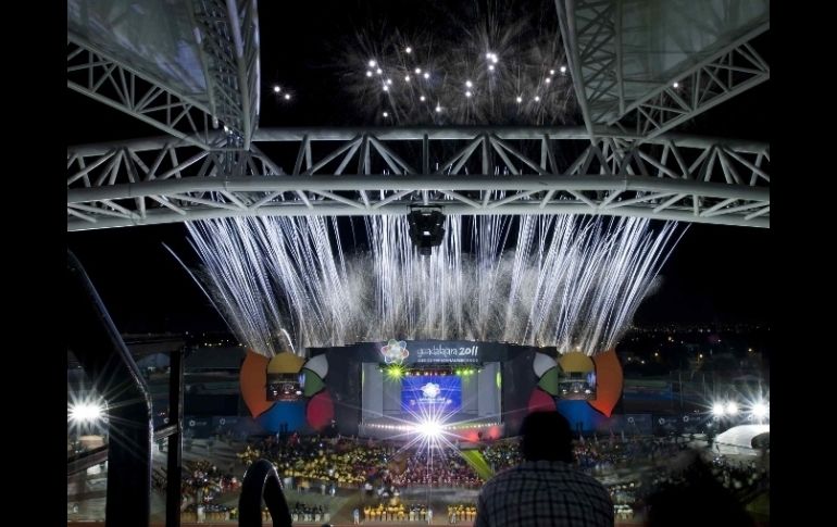 Los fuegos artificiales iluminaron el estadio de Atletismo. MEXSPORT  /