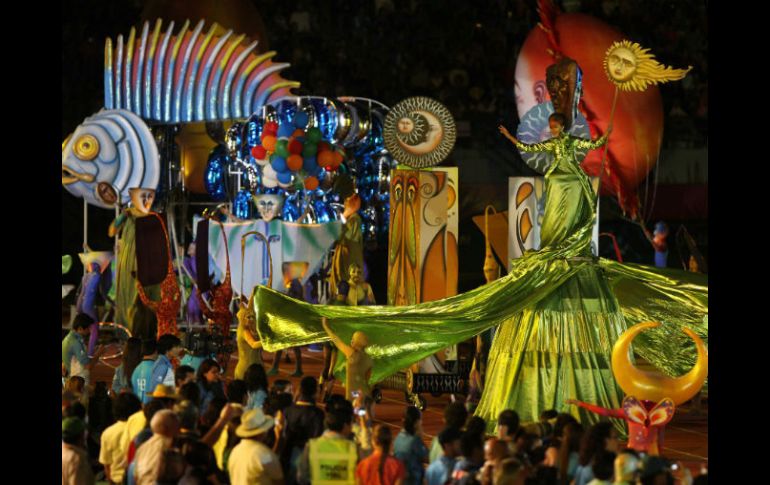 Las esculturas de Sergio Bustamante fueron parte del desfile de clausura.  /