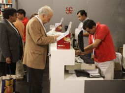 El escritor Sergio Pitol en el stand del Fondo de Cultura, en la FIL 2010. ARCHIVO  /