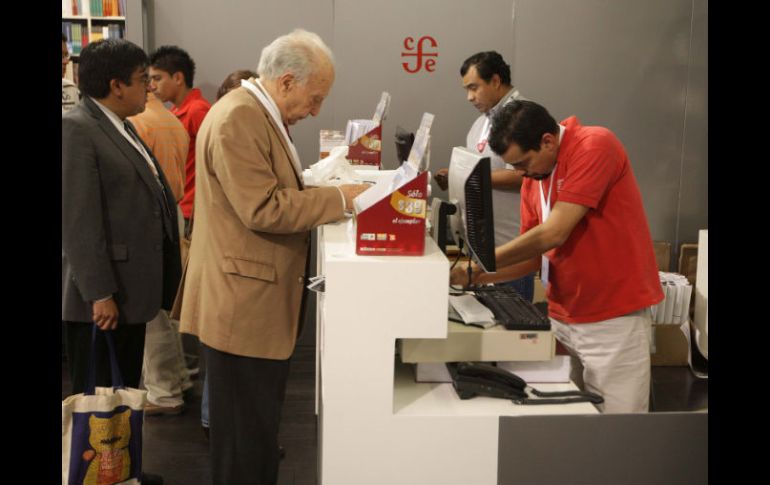 El escritor Sergio Pitol en el stand del Fondo de Cultura, en la FIL 2010. ARCHIVO  /