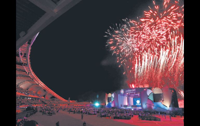 Los fuegos de la clausura brillan sobre el Estadio de Atletismo.  /