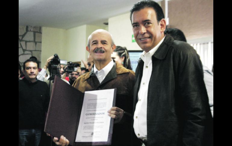 Fausto Vallejo y el líder nacional del PRI, Humberto Moreira, posan junto a la constancia de mayoría. EL UNIVERSAL  /