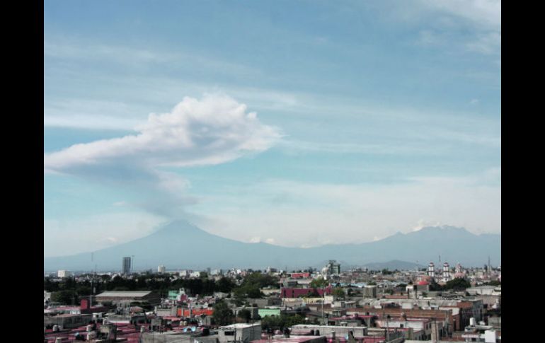 Los habitantes de Amecameca afirman que desde el año 2000 el Popocatépetl no sentían una explosión tan fuerte. EFE  /