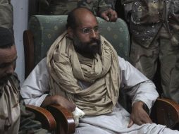 Saif al-Islam es mostrados con una mano herdida y dedos arrancandos. REUTERS  /