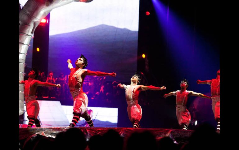 Secuencia coreográfica del show de Cirque du Soleil inspirado en Michael Jackson durante su estreno en Estados Unidos. AP  /