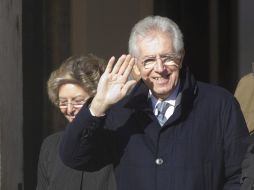 El primer ministro italiano Mario Monti y su esposa Elsa salen del Palacio Chigi, en Roma. EFE  /