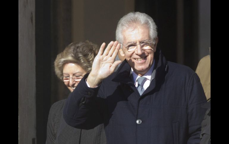 El primer ministro italiano Mario Monti y su esposa Elsa salen del Palacio Chigi, en Roma. EFE  /