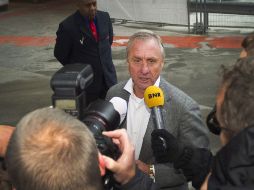 Johan Cruyff atiende a los medios a su llegada al Consejo de Miembros del Ajax, en Amsterdam, Holanda. EFE  /