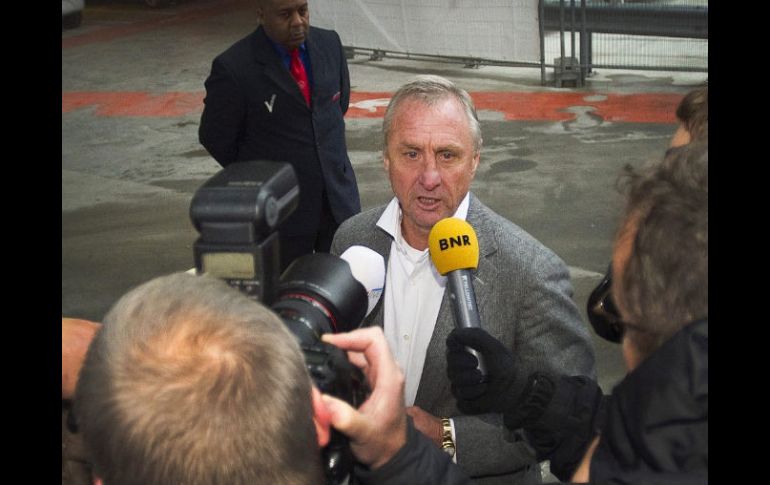 Johan Cruyff atiende a los medios a su llegada al Consejo de Miembros del Ajax, en Amsterdam, Holanda. EFE  /