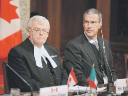 Andrew Schee (izq.) y el presidente del Senado, José González Morfín, en la 18 reunión interparlamentaria Canadá-México. EL UNIVERSAL  /