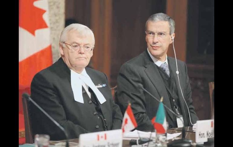 Andrew Schee (izq.) y el presidente del Senado, José González Morfín, en la 18 reunión interparlamentaria Canadá-México. EL UNIVERSAL  /