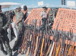 Autoridades muestran más de seis mil 800 armas canjeadas por computadoras en una decena de municipios. EL UNIVERSAL  /