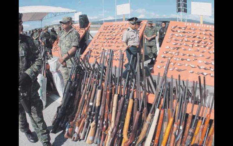 Autoridades muestran más de seis mil 800 armas canjeadas por computadoras en una decena de municipios. EL UNIVERSAL  /