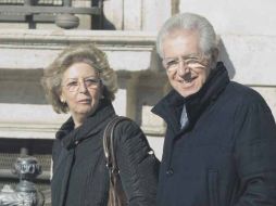 Mario Monti y su esposa Elsa salen del palacio Chigi, en Roma. EFE  /