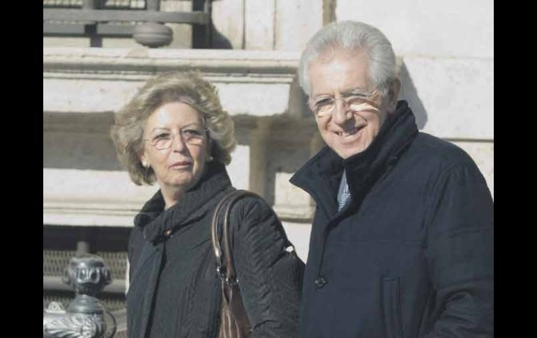 Mario Monti y su esposa Elsa salen del palacio Chigi, en Roma. EFE  /