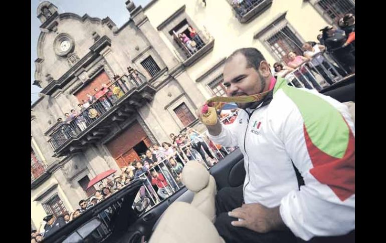 Jesús Castillo, medallista parapanamericano, fue el encargado de abrir el desfile deportivo, en el que se reportó saldo blanco.  /