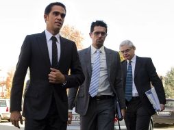 Contador (i), que acudió en compañía de su hermano Fran (c), seguirá la jornada al completo hasta su final. AFP  /