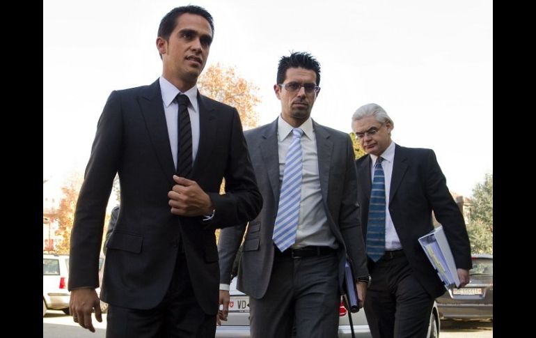 Contador (i), que acudió en compañía de su hermano Fran (c), seguirá la jornada al completo hasta su final. AFP  /