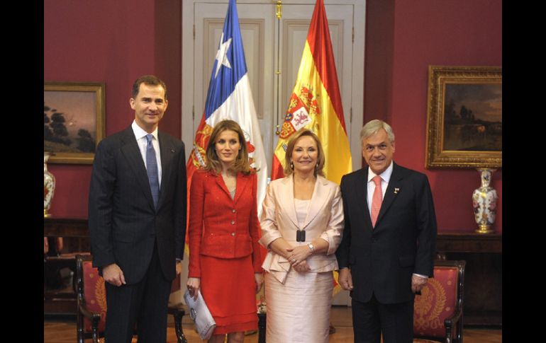 Los príncipes de España, Felipe y Letizia junto a Sebastían Piñera y su esposa. REUTERS  /