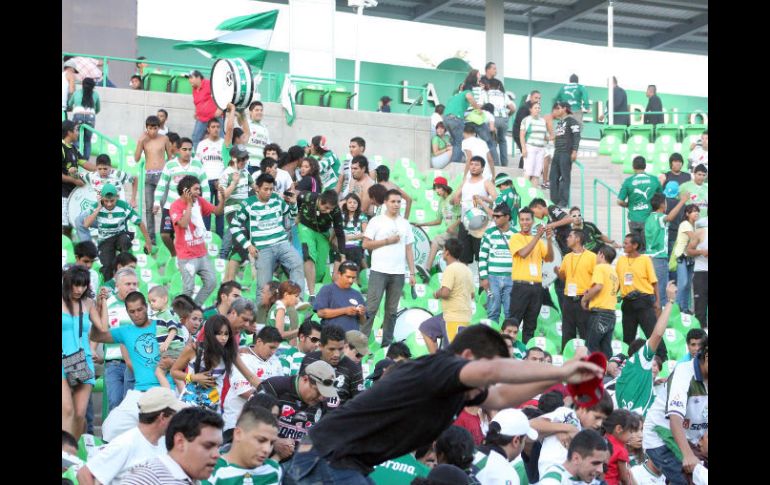 Las personas que acudierona al estadio el dia del altercado fueron vulnerables a las agresiones del crímen organizado.  /