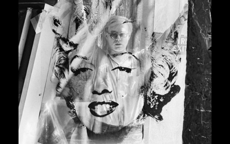 La subasta se realizará el 1 y el 2 de diciembre. Imagen de 1964 que muestra a Warhol en la celebración de su acetato de Marilyn. AP  /