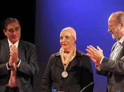 Alicia Alonso, junto al alcalde de Valladolid, Javier León y el director del Museo Nacional de la Danza de Cuba, Pedro Simón. EFE  /