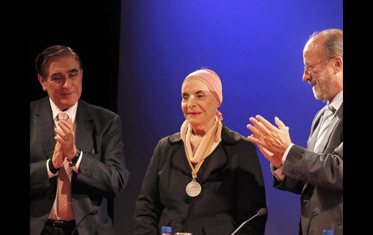 Alicia Alonso, junto al alcalde de Valladolid, Javier León y el director del Museo Nacional de la Danza de Cuba, Pedro Simón. EFE  /