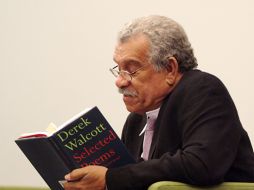 Walcott es conocido por su poema épico 'Omeros', una historia sobre la tradición de un viaje por el Mar Caribe a Africa. ESPECIAL  /