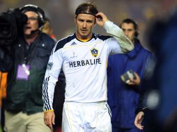 David Beckham (centro) analiza su futuro en el futbol europeo. AFP  /