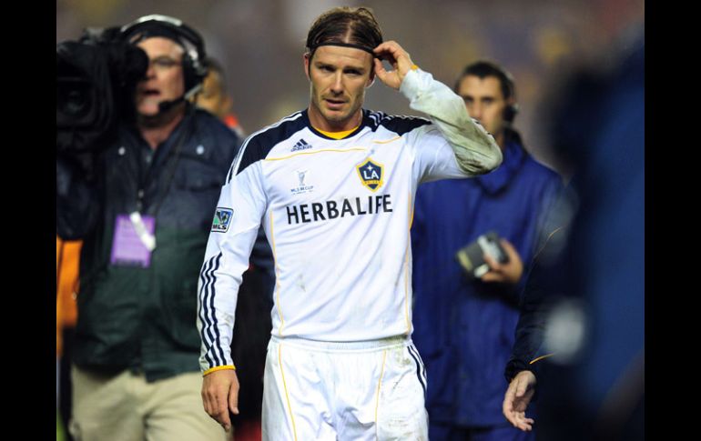 David Beckham (centro) analiza su futuro en el futbol europeo. AFP  /