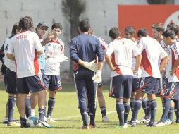 Fernando Quirarte habla con los jugadores rojiblancos durante el entrenamiento.  /