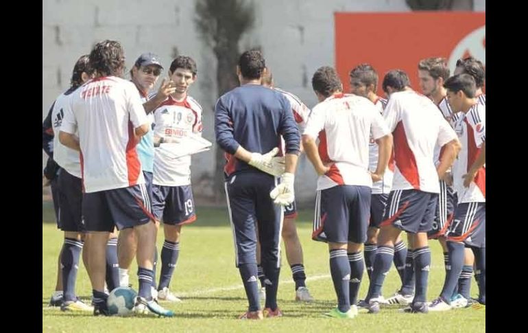 Fernando Quirarte habla con los jugadores rojiblancos durante el entrenamiento.  /