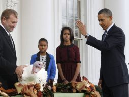 'Yo te concedo la gracia', dijo Obama levantando la mano sobre un pavo blanco de nombre 'Liberty'. AP  /