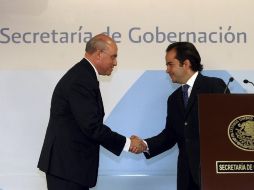 Jaime Domingo López Buitrón (i) saluda a Alejandro Poiré, en la ceremonia en que tomó protesta de su nuevo cargo. EFE  /