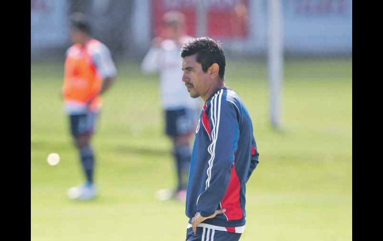 Alberto Medina tomó con calma su regreso a los entrenamientos del Rebaño, pues sólo practicó con la pelota durante 30 minutos.  /