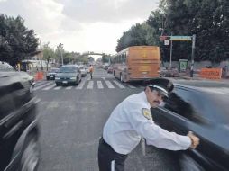 El cierre de un carril por sentido en Avenida Alcalde afectó la circulación de automóviles.  /