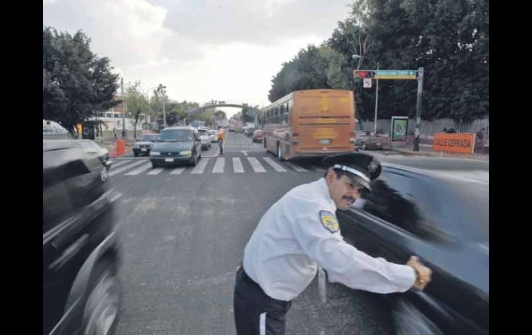 El cierre de un carril por sentido en Avenida Alcalde afectó la circulación de automóviles.  /