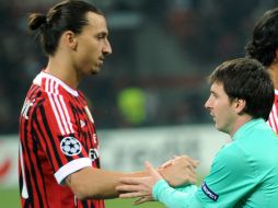 Ibrahimovic (i) saluda a su excompañero en el Barcelona, Lionel Messi. AFP  /