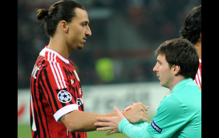 Ibrahimovic (i) saluda a su excompañero en el Barcelona, Lionel Messi. AFP  /