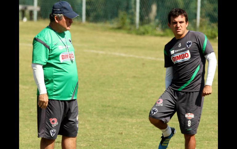 Vucetich (i ) y Luis Pérez de Rayados, durante sesion de entrenamiento. MEXSPORT  /